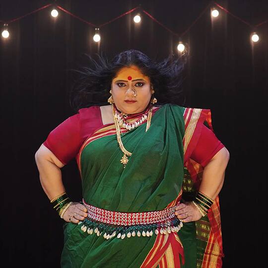 (Vishakha Subhedar) विशाखा सुभेदार - यंदाच्या नवरात्रीत विशाखाने नारीशक्तीचे दर्शन घडवले आहे. 'लल्लाटी भंडार' गाण्यावर विशाखा सुभेदारने केलेला जोगवा सोशल मीडियावर चाहत्यांच्या पसंतीस पडत आहे.(photo : @subhedarvishakha/IG)