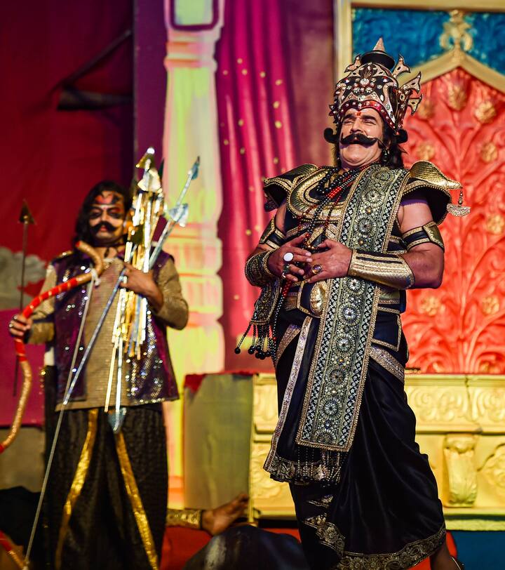 আজ অসত্যের বিরুদ্ধে সত্যের জয়ের পর্ব দশেরা পালিত হল। এই উপলক্ষ্যে সমস্ত প্রস্তুতি সম্পূর্ণ হয়েছিল সকালেই।