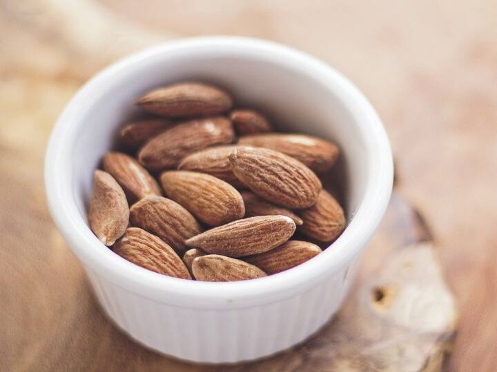 Soaked almonds are better or Raw Almonds Almonds: బాదం పలుకులను నీటిలో నానబెట్టి తింటేనే ఎక్కువ లాభాలా? పచ్చిగా తినాలా?