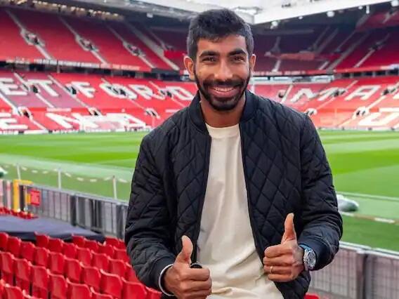 બુમરાહ પોતાની પત્ની સંજના ગણેશનની સાથે ઇંગ્લિશ પ્રીમિયર લીગ (EPL)માં સામેલ દુનિયાના નામચીન ક્લબ માન્ચેસ્ટર યુનાઇટેડ (Manchester United)ના હૉમ ગ્રાઉન્ડમાં પહોંચી હતી. થિયેટર ઓફ ડ્રીમ્સ (Theatre of Dreams)ના નામથી જાણીતુ આ બ્રિટનનુ સૌથી મોટુ સ્ટેડિયમ છે. ક્લબે પોતાના ઇન્સ્ટાગ્રામ પર બુમરાહની તસવીરોની સાથે તેનુ અહીં વેલકમ કર્યુ. માન્ચેસ્ટર યૂનાઇટેડે પોતાની પૉસ્ટમાં લખ્યુ- જસપ્રીત, તમને ઓલ્ડ ટ્રેફર્ડમાં જોઇને બહુજ ખુશી થઇ.