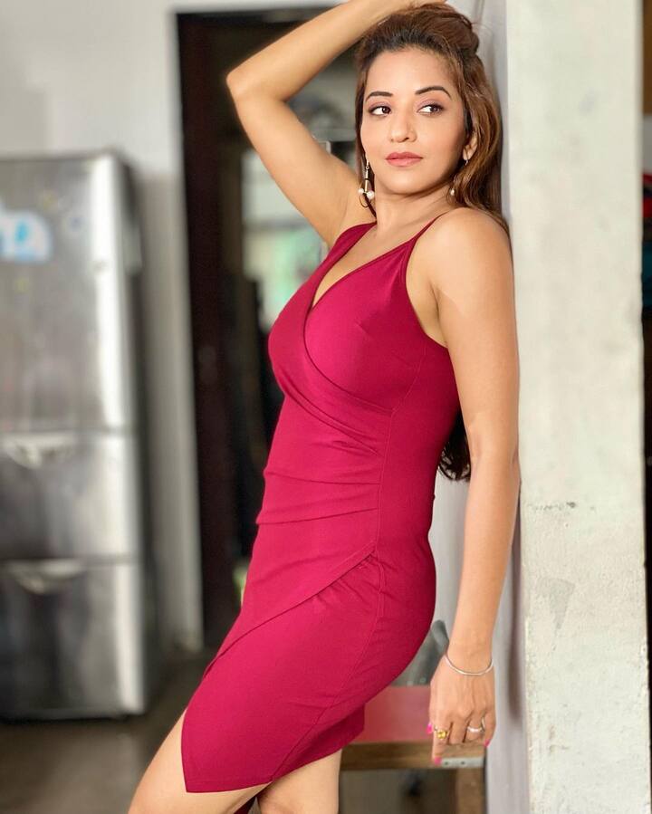 शेयर की गई इन तस्वीरों में वो एक वन-शोल्डर स्लीव्स और डीप नेकलाइन वाली ड्रेस में नजर आ रही हैं. (फोटो- सोशल मीडिया)