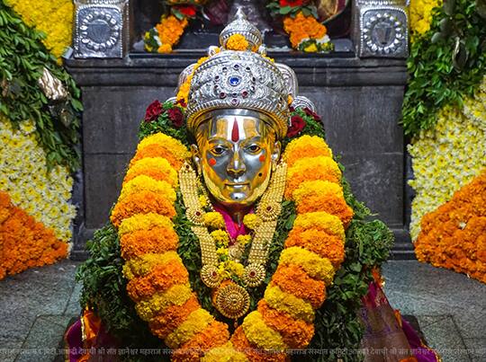 मंदिर परिसर आकर्षक फुलांनी सजविण्यात आलाय. (Photo: Sant Dnyaneshwar Maharaj Alandi Dewachi/FB)