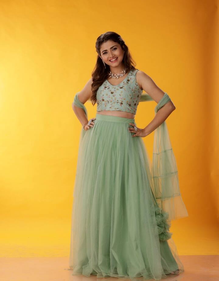 ज्ञानदा रामतीर्थकार - यंदाचा दसरा माझ्यासाठी खूपच खास आहे. कारण नवरात्री मध्येच आमची नवी मालिका ठिपक्यांची रांगोळी सुरू झालीय.  मालिकेचया नावातच सेलिब्रेशन आहे. दसऱ्याची सुट्टी आहे. त्यामुळे पुण्याला कुटुंबासोबत दसरा साजरा करणार आहे. शूटिंग मुळे घरच्यांपासून दूर राहतेय. त्यामुळे दसऱ्याला घरी जाण्याचा उत्साह आहे.