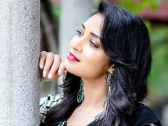 Bhanu Sri Photos: బ్లాక్ లంగావోణిలో నల్లని మబ్బుల చాటున చందమామలా భాను..