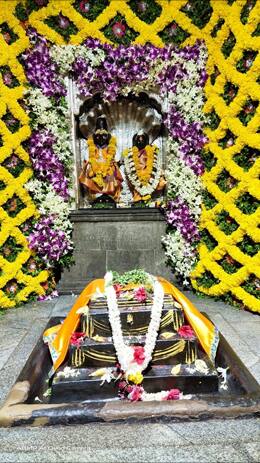 कोरोनामुळे सर्व मंदिरे बंद होती. पण आता मंदिरे सुरू झाल्यामुळे भाविक माऊलींचे दर्शनाला येत आहेत.   (Photo: Sant Dnyaneshwar Maharaj Alandi Dewachi/FB)
