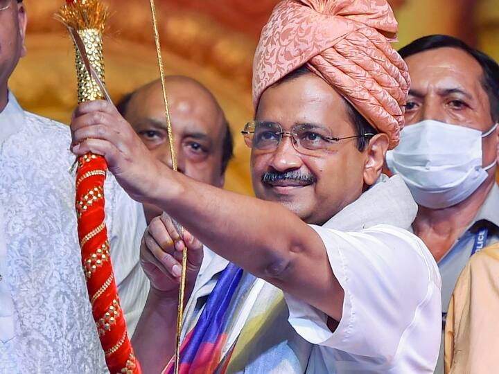 दिल्ली के मुख्यमंत्री अरविंद केजरीवाल लाल किले के ऐतिहासिक लव कुश रामलीला में दशहरा उत्सव में शामिल हुए. डीडीएमए ने उत्सव के दौरान मेले और खाने-पीने की दुकानें लगाने की अनुमति नहीं दी थी. दिल्ली में त्योहारी कार्यक्रम खड़े होकर देखने की भी अनुमति नहीं थी. सामाजिक दूरी के नियमों का अनुपालन करते हुए सिर्फ कुर्सियों पर बैठकर ही इसमें शामिल होने की अनुमति थी.