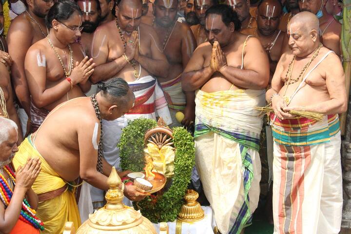 చక్రస్నానం ముందుగా పూజాకార్యక్రమాలు నిర్వహిస్తున్న వేదపండితులు