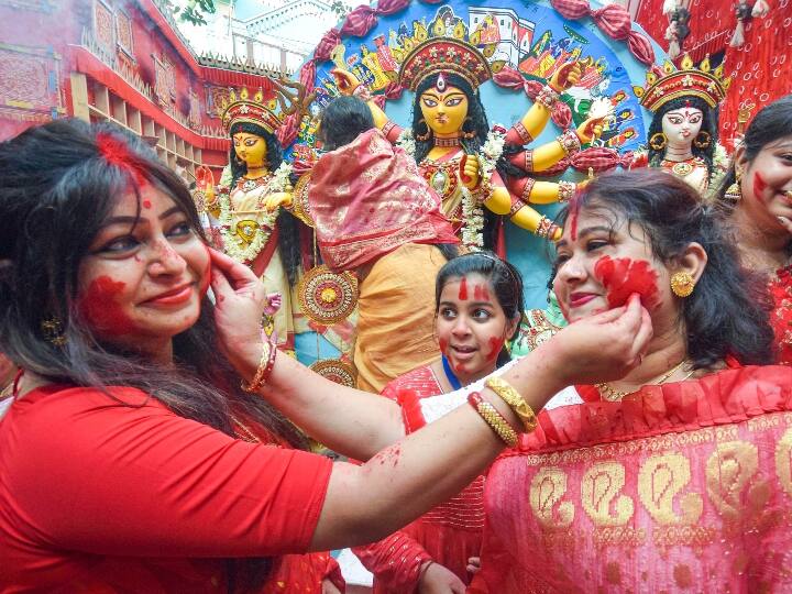 पश्चिम बंगाल में विभिन्न स्थानों पर दुर्गा पंडाल से प्रतिमा विसर्जन के लिए रंगबिरंगी जुलूस के शक्ल में निकली और इस दौरान पुलिस किसी अप्रिय घटना को रोकने के लिए मुस्तैद दिखी. दिन में महिलाएं पारंपरिक ‘सिंदूर खेला’ में शामिल होती नजर आई और उन्होंने एक दूसरे को सिंदूर लगाया और मां दुर्गा की विदाई करने से पहले उन्हें मिठाई का भोग लगाया.