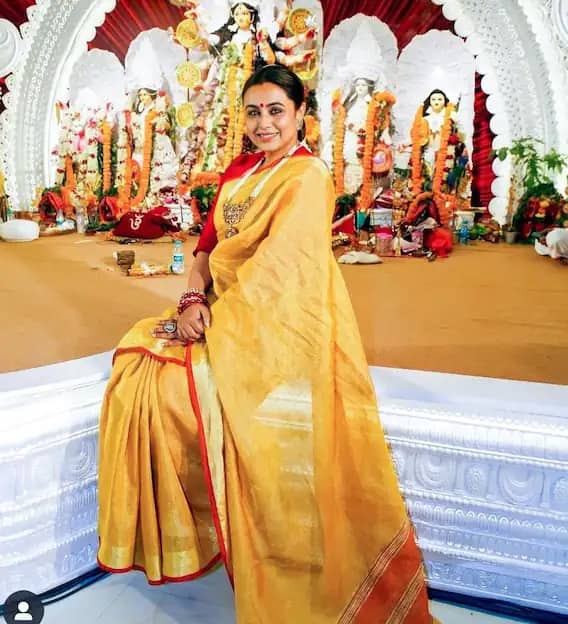 નવરાત્રીના પ્રસંગે એક્ટ્રેસ રાની મુખર્જીના ટ્રેડિશનલ અંદાજ જોવા મળ્યો. પીળી સાડીમાં રાની મુખર્જી સુંદર લૂકમાં દેખાઇ રહી છે. રાની દર વર્ષે નવરાત્રી ધૂમધામથી સેલિબ્રેટ કરે છે. (તસવીરો - સોશ્યલ મીડિયા)