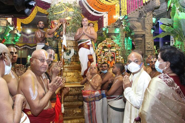 ధ్వజావరోహణ కార్యక్రమంలో శ్రీశ్రీశ్రీ పెద్దజీయర్స్వామి, శ్రీశ్రీశ్రీ చిన్నజీయర్స్వామి, టీటీడీ ఈవో జవహర్రెడ్డి దంపతులు పాల్గొన్నారు.