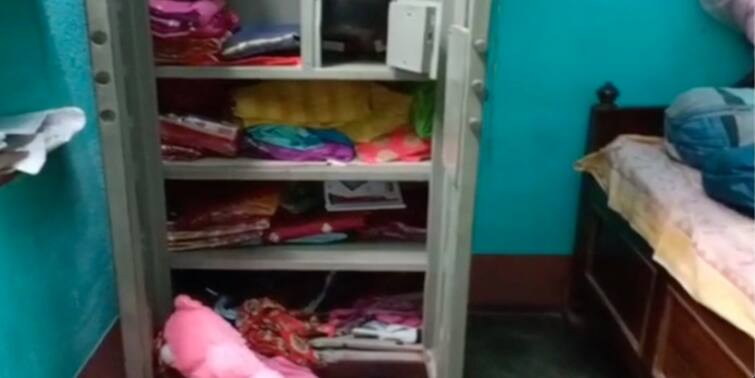 West Burdwan: massive theft from two house near pandabeswar police station West Burdwan: থানার পাশের দুটি বাড়ি থেকে চুরি লক্ষাধিক টাকার গয়না এবং নগদ, প্রশ্ন উঠেছে পুলিশের ভূমিকায়