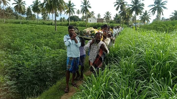 Dharmapuri: The road leading to the cemetery is occupied by people carrying corpses on a single track தருமபுரி: மயானத்திற்கு செல்லும் பாதை ஆக்கிரமிப்பு-ஒற்றையடி பாதையில் சடலங்களை எடுத்து செல்லும் மக்கள்