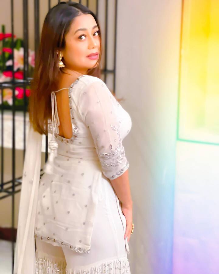 అందంతో అల్లుకుపోత్తున్న బాలీవుడ్ ప్లే బ్యాక్ సింగర్ నేహా కక్కర్ (Image/Neha Kakkar Singh Instagram)