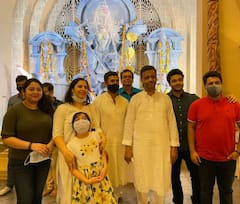 বিসর্জনের আগে স্ত্রী ও মেয়েকে নিয়ে ঠাকুর দেখে এলেন ঋদ্ধিমান