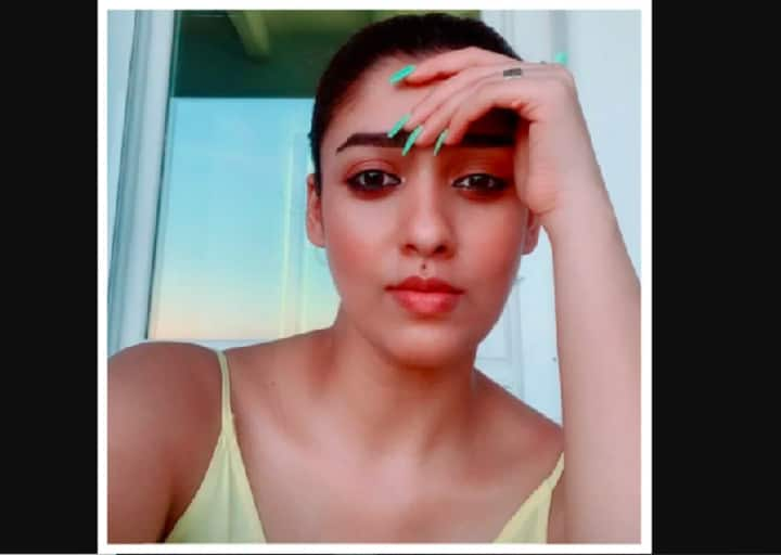 Nayanthara hacks boyfriend Vignesh Shivan's phone to click a mesmerising selfie on Mumbai vacay Nayanthara Insta | விக்னேஷ் சிவன் ஃபோனை ரகசியமாக அன்லாக் செய்த நயன்தாரா: எதற்குத் தெரியுமா?