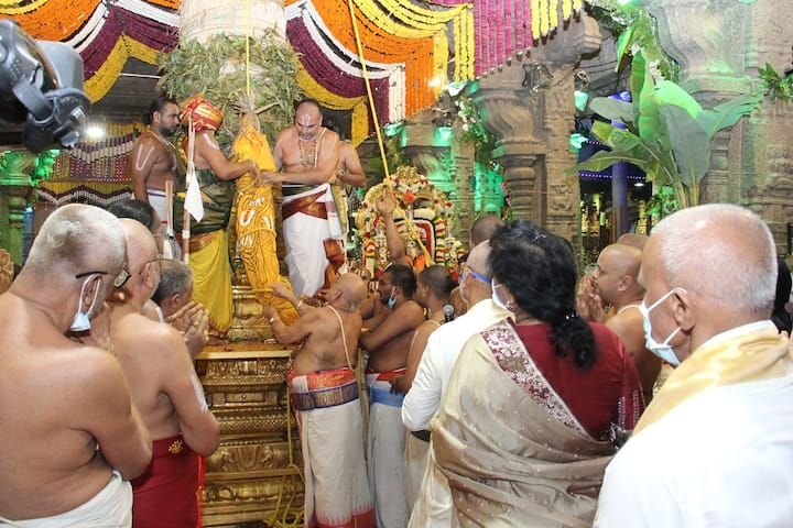 తిరుమల శ్రీవారి ఆలయంలో తొమ్మిది రోజుల పాటు జరిగిన శ్రీవారి సాలకట్ల బ్రహ్మోత్సవాలు శుక్రవారం రాత్రి ధ్వజావరోహణంతో ముగిశాయి. బ్రహ్మోత్సవాల ముగింపు కార్యక్రమాల్లో భాగంగా శుక్రవారం రాత్రి 7 గంటలకు ఆలయంలో బంగారు తిరుచ్చి ఉత్సవం, రాత్రి 8 గంటల నుంచి 9 గంటల వరకు ధ్వజావరోహణ ఘట్టం నిర్వహించారు.