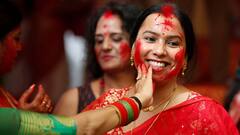 Durga Puja 2021 : উচ্ছ্বাসে মিশেছে বিষণ্ণতা, দেশজুড়ে দেবী-বরণ ; সিঁদুর খেলার টুকরো টুকরো ছবি