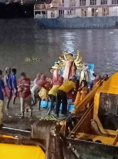 বিসর্জনের জন্য গঙ্গার ঘাটে রয়েছে কড়া নিরাপত্তা ব্যবস্থা। একের পর প্রতিমা আসছে গঙ্গার বিভিন্ন ঘাটে।