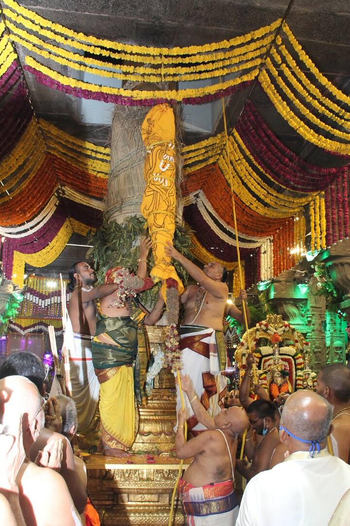 ధ్వజారోహణం రోజున గరుడాళ్వార్ ఆహ్వానించిన దేవతలను తిరిగి సాగనంపే కార్యక్రమమే ధ్వజావరోహణం. తిరిగి వచ్చే ఏడాది బ్రహ్మోత్సవాలకు రావాల్సిందిగా ఈ సందర్భంగా గరుడాళ్వార్ దేవతలను కోరతాడు. ఈ సందర్భంగా గరుడ ధ్యానం, భేరిపూజ, భేరితాడనం, గరుడగద్యం, దిక్పాలక గద్యం, గరుడ లగ్నాష్టకం, గరుడ చూర్ణిక అనే ఏడు మంత్రాలను అర్చకులు జపించారు.