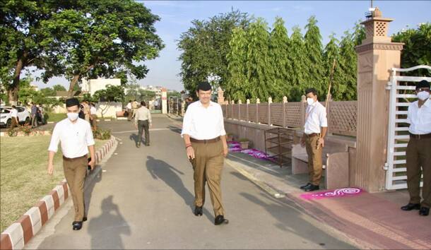 नरेंद्र मोदी यांच्या सरकारच्या दुसऱ्या कार्यकाळातला पहिला विजयादशमी उत्सव आहे.  (photo tweeted by :@Dev_Fadnavis)