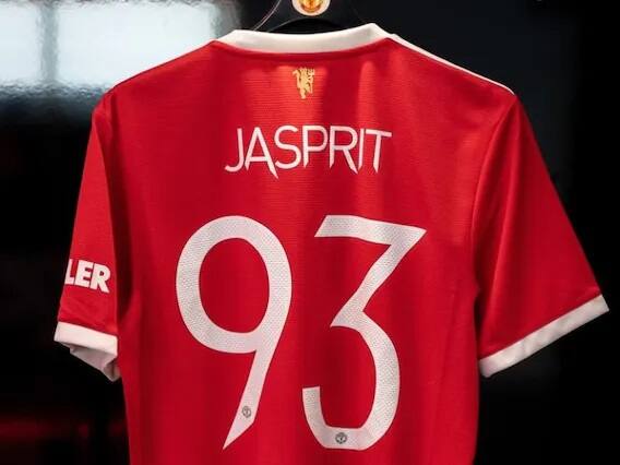 આ વિઝીટ દરમિાયન ભારતના સ્ટાર બૉલરે માન્ચેસ્ટર યૂનાઇટેડે પોતાની ટીમ જર્સી પણ ગિફ્ટ કરી. આ જર્સીની પાછળ 93નો અંક છપાવેલો હતો. જે ટીમ ઇન્ડિયા માટે બુમરાહની જર્સી નંબર છે.