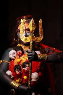 Photo : नवरात्रोत्सवात कलावंतानी हुबेहुब साकारलं महाकालीचे रूप!