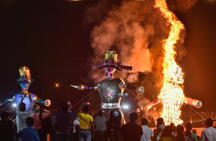 এদিন রাবণ দহন দেখতে উপস্থিত হন স্থানীয়রাও।