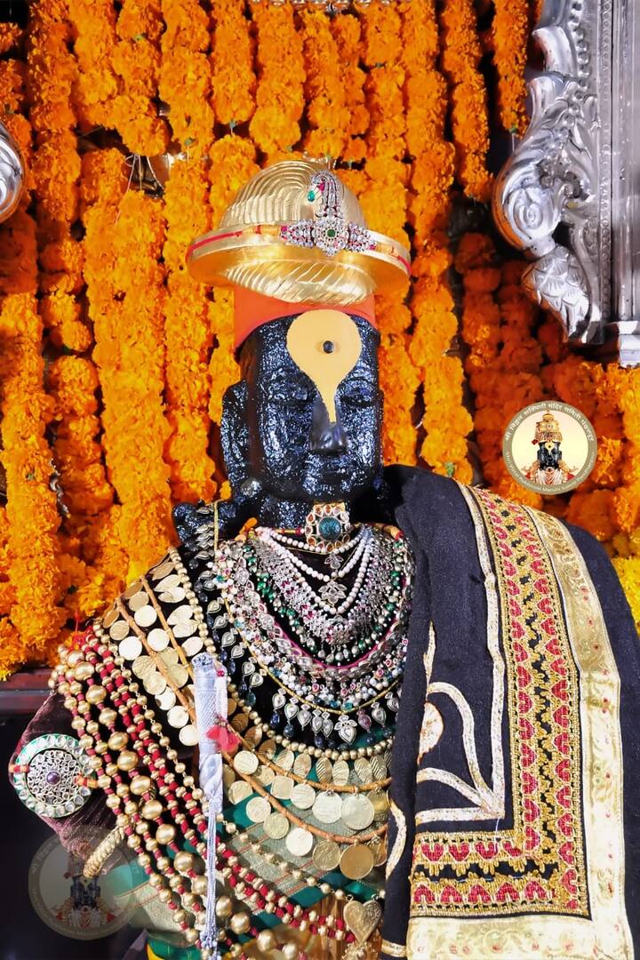 रुक्मिणी मातेला नखशिखान्त सोन्यानी मढवित विजयालक्ष्मी रुपात सजविण्यात आले आहे.