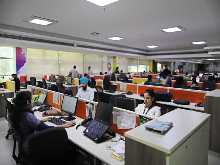 Indian IT Industry Cutting Employees Bonuses Go Slows On Fresher Hiring IT Sector Stops Variable Pay Indian IT Industry: अमेरिका यूरोप में मंदी का असर, IT कंपनियां कर रही बोनस में कटौती, कम कर रही नए लोगों की हायरिंग