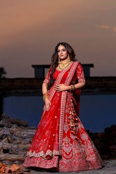 Udaya Bhanu: ఉదయించిన ‘భాను’డిలా... ఎరుపు రంగు గాగ్రాలో ఉదయ భాను