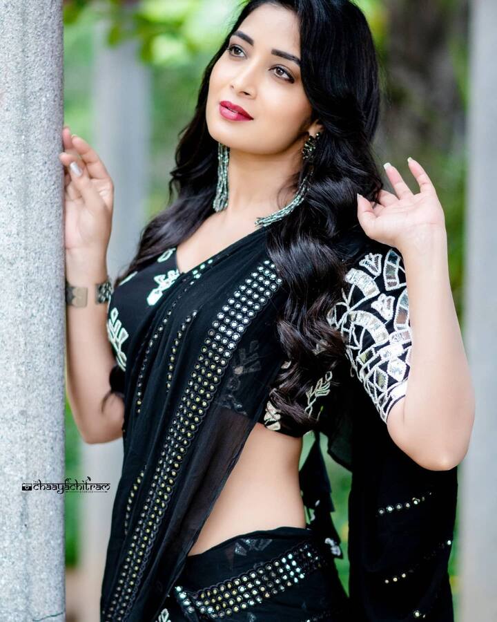 బిగ్ బాస్ షో తర్వాత యాంకర్ గా కొత్త అవతారం ఎత్తింది భానుశ్రీ (Image/Bhanu Sri Instagram)