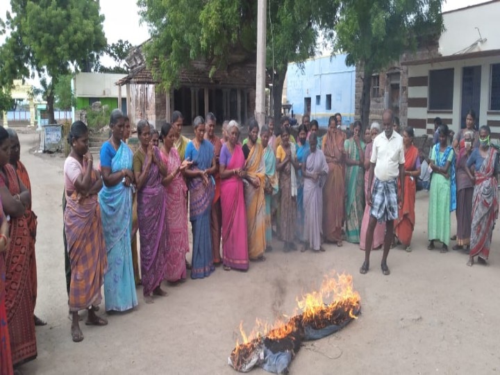 தூத்துக்குடி: விளாத்திகுளம் அருகே மழை வேண்டி ஒப்பாரி வைத்தும் கொடும்பாவி எரித்தும் கிராம மக்கள் நூதன வழிபாடு