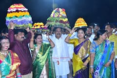 Batukamma Celebratons: మంత్రి హరీష్ బోటు షికారు.. బతుకమ్మ ఆడిన ఎర్రబెల్లి దయాకర్‌రావు.. ఫొటోలివే..