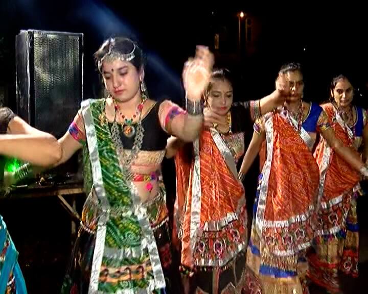 સુરતી યુવતીઓએ આકર્ષક અદા સાથે ખેલ્યા ગરબા