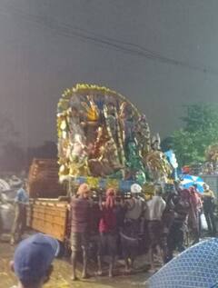 দশমীতে দোসর ঝমঝমিয়ে বৃষ্টি, জলে ভিজেই মাকে আবেগঘন বিদায় আহিরীটোলা ঘাটে