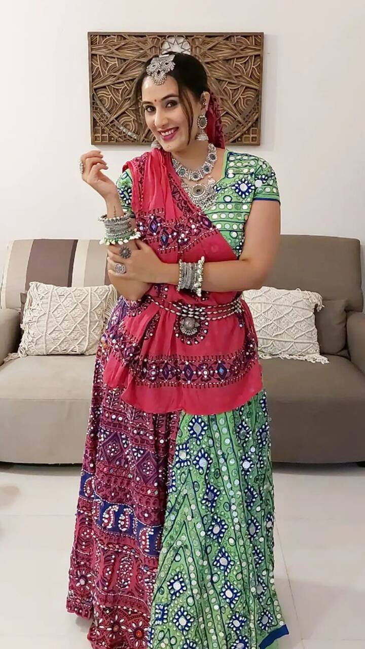(Sai Lokur) सई लोकुर - सई लोकुरने खास गरबा स्पेशल घागरा घालत फोटोशूट केले होते. तर जोशात दांडिया खेळतानाचा व्हिडीओदेखील शेअर केला होता. (Photo:@sai.lokur/IG)