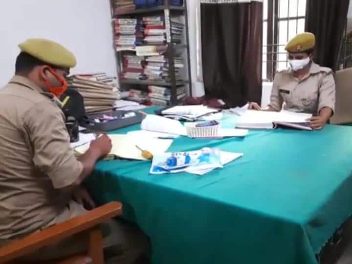 Customer beat Shopkeeper for being asked money in Chandauli ANN उधारी का पैसा मांगने पर ग्राहक ने दुकानदार को पीटा, CCTV में कैद हुईं तस्वीरें, केस दर्ज