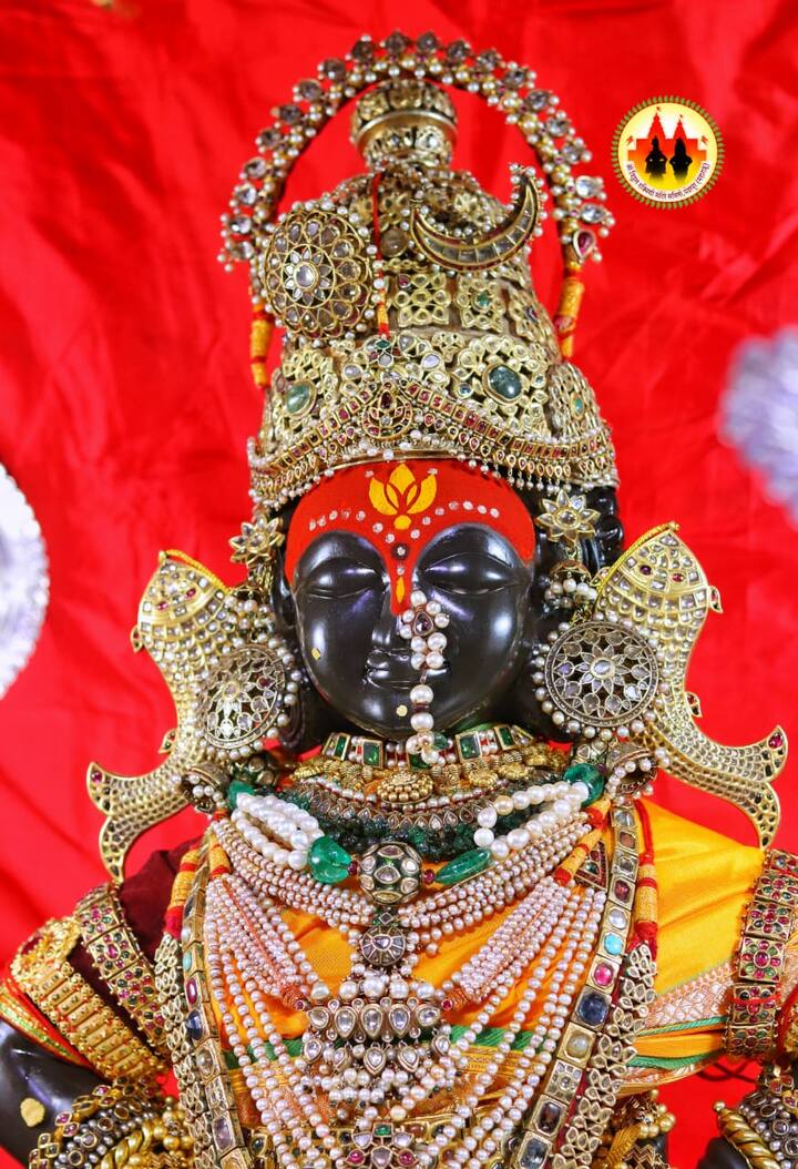 पंढरपुरात आज विजयादशमीनिमित्त विठुराया आणि रुक्मिणीला ठेवणीतील दागिन्यांनी मढविण्यात आले आहे.