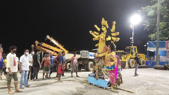 Durga Puja 2021: একাদশীর দিনেও মণ্ডপে মণ্ডপে ঠাকুর দেখার ভিড়, বাবুঘাটে আজও চলছে নিরঞ্জন | Bangla News