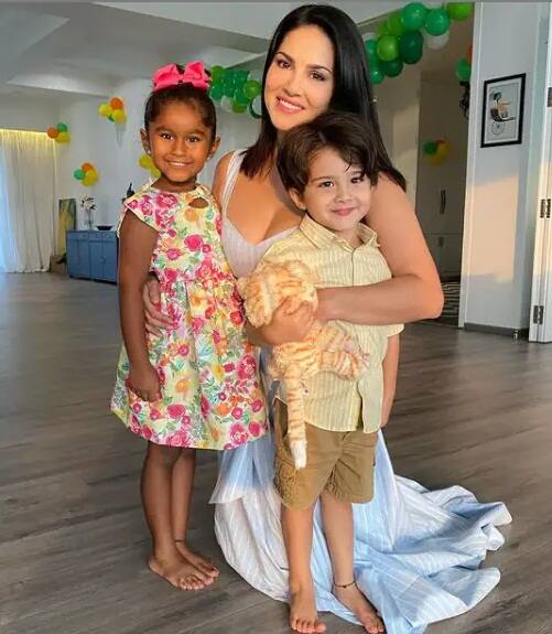 নিশার বয়স যখন মাত্র ২১ মাস, তখন তাঁকে দত্তক নেন সানি লিওনে ও তাঁর স্বামী।