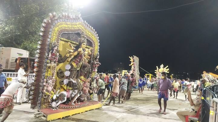 গতকাল গঙ্গার ঘাটে নজরদারির দায়িত্বে রয়েছেন ডেপুটি কমিশনার পদমর্যাদার অফিসাররা। বাবুঘাট, গোয়ালিয়র ঘাট, আহিরীটোলা ঘাট, সর্বমঙ্গলা ঘাট-সহ ২৪টি ঘাটে বিসর্জন হয়।