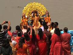 Durga Puja 2021: পুজো শেষে কৈলাশে ফিরছেন উমা, ঘাটে ঘাটে চলছে মূর্তি বিসর্জন