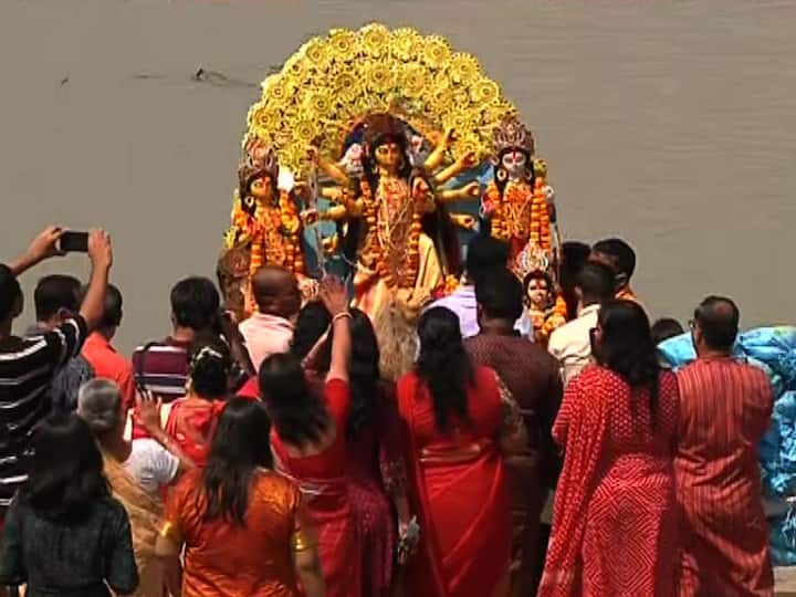 পুজো শেষ৷ বাপের বাড়িতে চার দিন কাটিয়ে আজ সন্তানদের নিয়ে শ্বশুরবাড়িতে ফিরছেন উমা৷