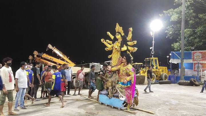 প্রথা, রীতি, বিধি মেনে প্রতিমা বিসর্জন।  উদ্যোক্তাদের মুখে মুখে স্লোগান, আসছে বছর আবার হবে।