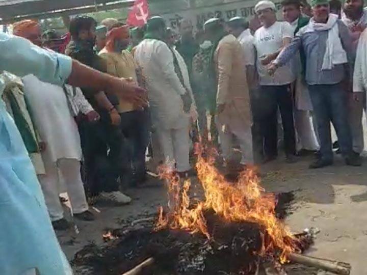 Farmers burns Effigy of Government and farm laws at Ghazipur Border ANN गाजीपुर बॉर्डर पर आज मना दशहरा, किसानों ने फूंका सरकार और कृषि कानून का पुतला