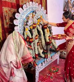 মিমি থেকে শুরু করে শুভশ্রী, পাওলি, সিঁদুরে রাঙা হয়ে দেবী দুর্গাকে বিদায় জানাল টলিউড