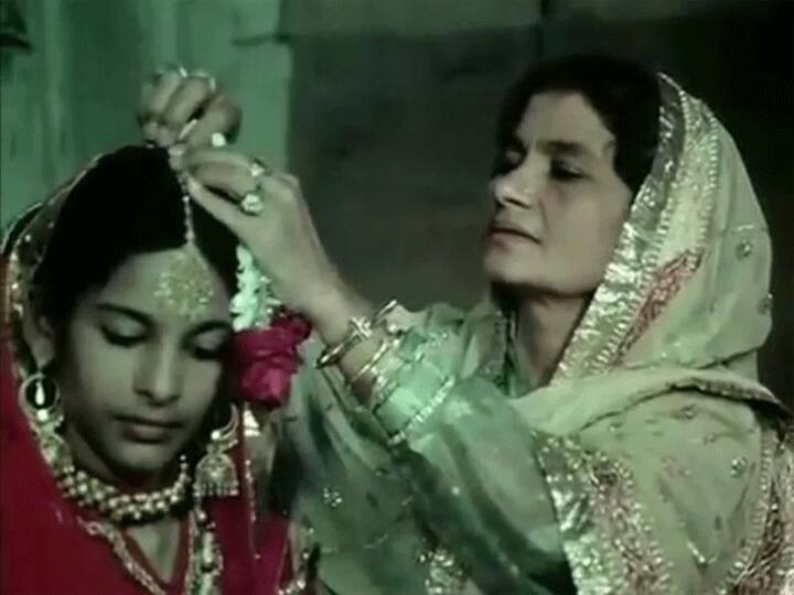 इन सबके अलावा फारुख ने शाहरुख खान के संग स्वदेस और आमिर खान के संग पीपली लाइव में काम किया था. मालूम हो सलमान खान के सुल्लान में भी फारुख जफर नजर आई थीं. गुलाबो सिताबो फिल्म में उन्होंने अमिताभ बच्चन की पत्नी फातिमा बेगम की भूमिका निभाई थी.