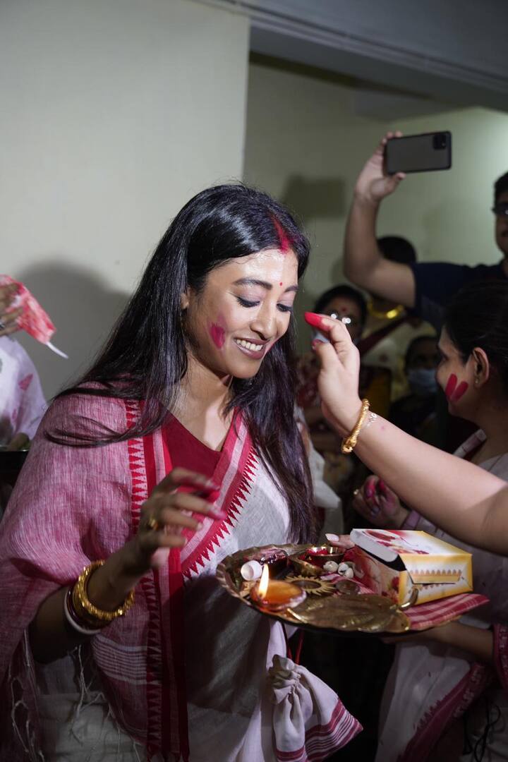 বাড়ির সদস্যদের সঙ্গে সিঁদুর খেললেন অভিনেত্রী। লাল সিঁদুরে রাঙা পাওলি যেন ঘরের মেয়ে, পর্দার অভিনেত্রী নয়।