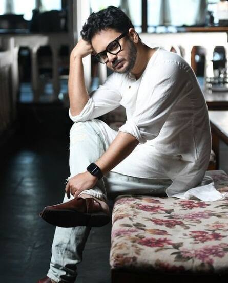 বিজয়গড় আত্মপ্রকাশ নামে তাঁর বাবার একটি থিয়েটার ট্রুপ ছিল।