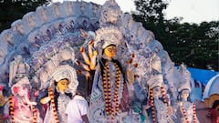 Durga Puja 2021: বাপের বাড়ি থেকে কৈলাসের পথে উমা, মণ্ডপে মণ্ডপে চলছে সিঁদুর খেলা, দেবীবরণ পর্ব | Bangla News